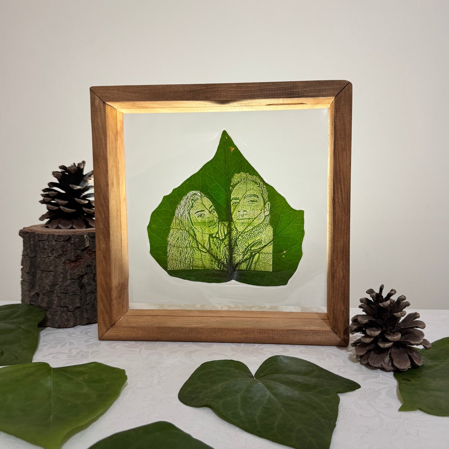 Verdant Memory | 23x23cm Doğal Ahşap Çerçeve İçerisinde Canlı Yaprak Üzerine Kişiye Özel İşleme