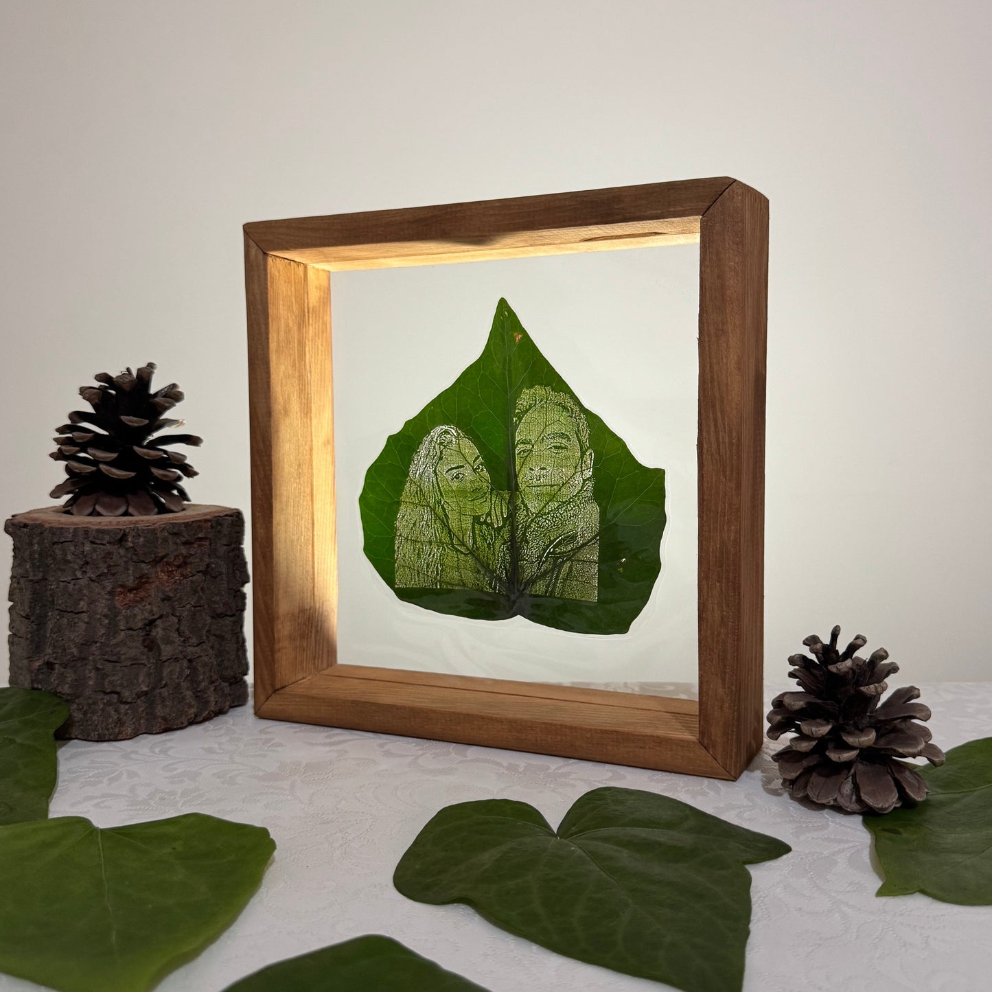 Verdant Memory | 23x23cm Doğal Ahşap Çerçeve İçerisinde Canlı Yaprak Üzerine Kişiye Özel İşleme