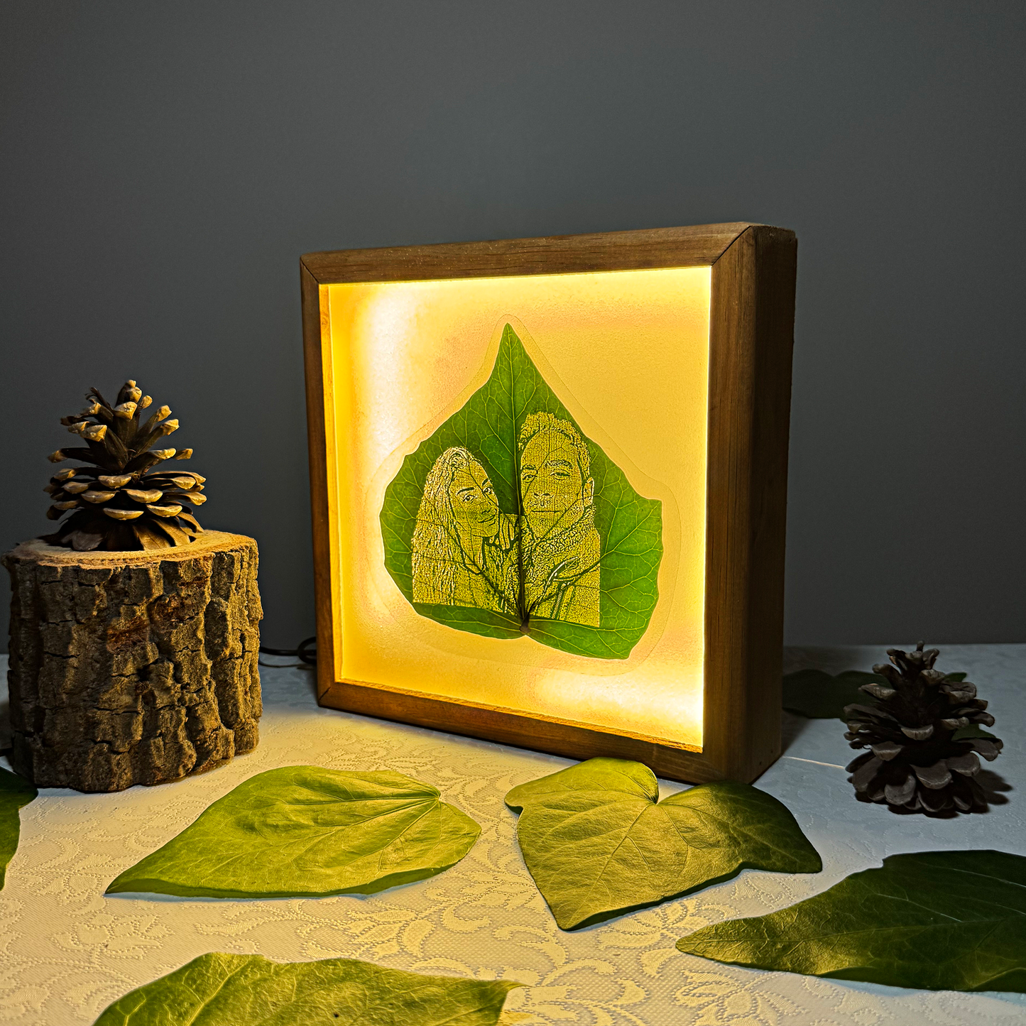 Nature's Glow - 23x23cm Işıklı Özel El Yapımı Ahşap Çerçevede Canlı Yaprak Üzerine Kişiye Özel İşleme