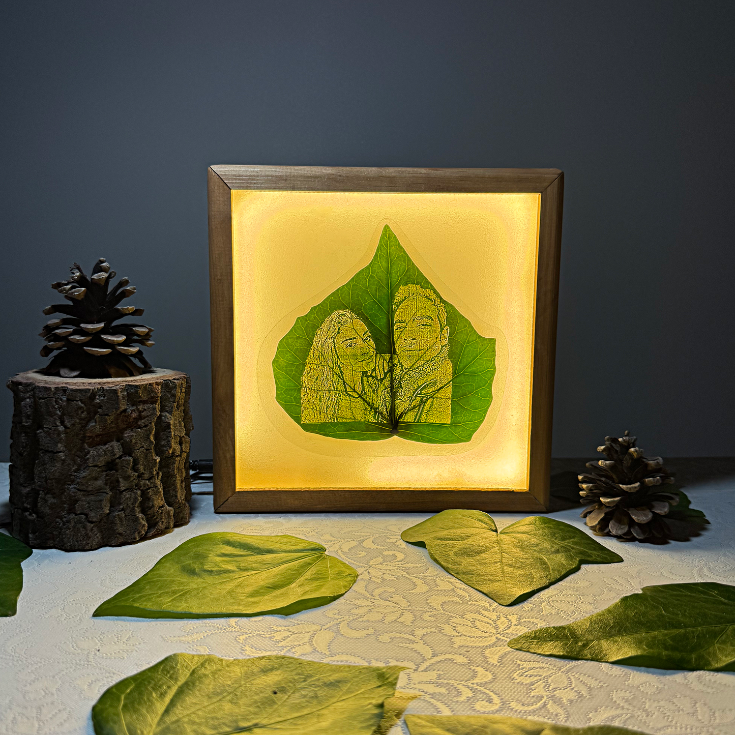 Nature's Glow - 23x23cm Işıklı Özel El Yapımı Ahşap Çerçevede Canlı Yaprak Üzerine Kişiye Özel İşleme