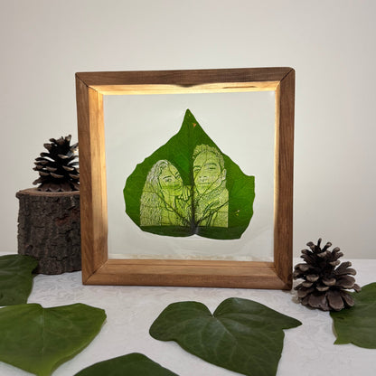 Verdant Memory | 23x23cm Doğal Ahşap Çerçeve İçerisinde Canlı Yaprak Üzerine Kişiye Özel İşleme