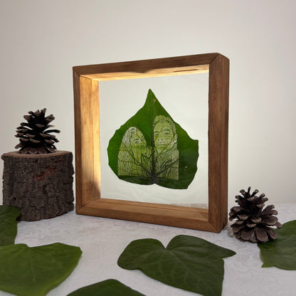 Verdant Memory | 23x23cm Doğal Ahşap Çerçeve İçerisinde Canlı Yaprak Üzerine Kişiye Özel İşleme
