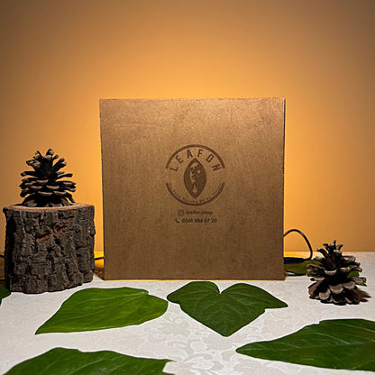 Nature's Glow - 23x23cm Işıklı Özel El Yapımı Ahşap Çerçevede Canlı Yaprak Üzerine Kişiye Özel İşleme