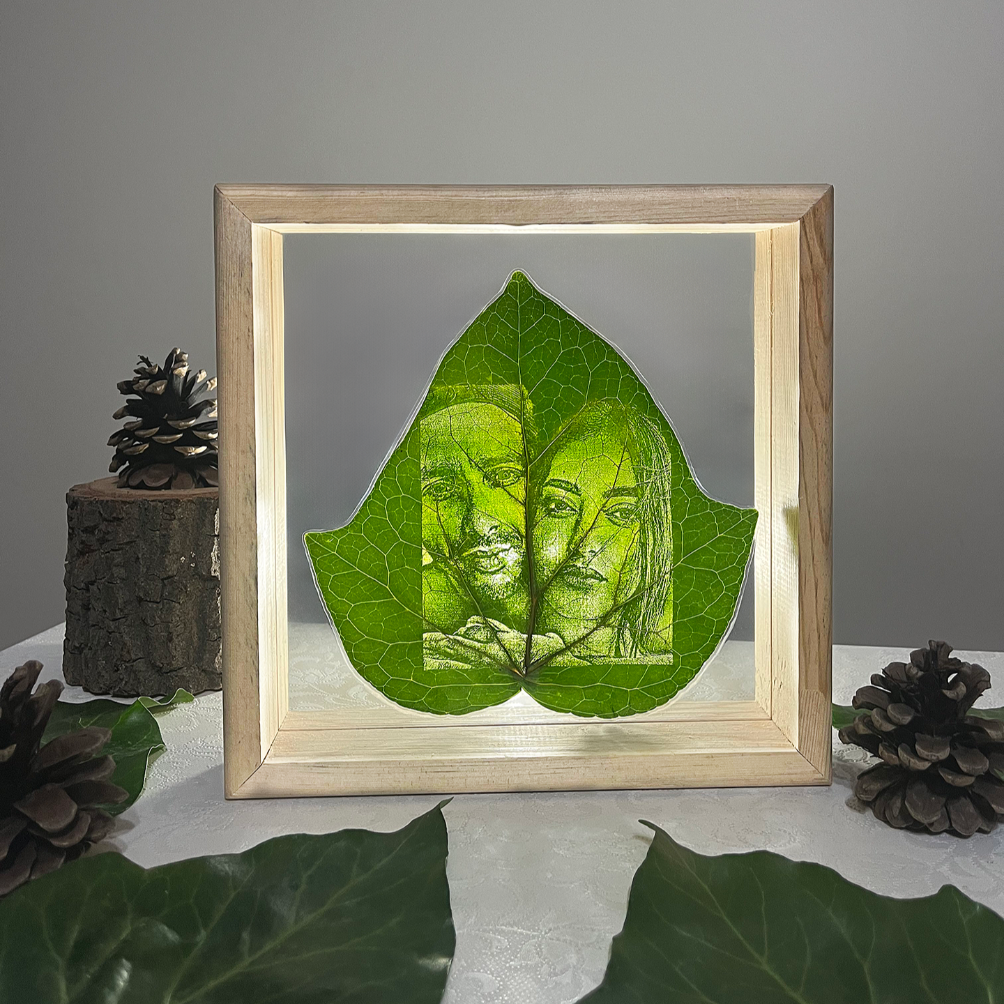 Verdant Memory | 23x23cm Doğal Ahşap Çerçeve İçerisinde Canlı Yaprak Üzerine Kişiye Özel İşleme