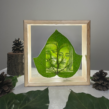 Verdant Memory | 23x23cm Doğal Ahşap Çerçeve İçerisinde Canlı Yaprak Üzerine Kişiye Özel İşleme