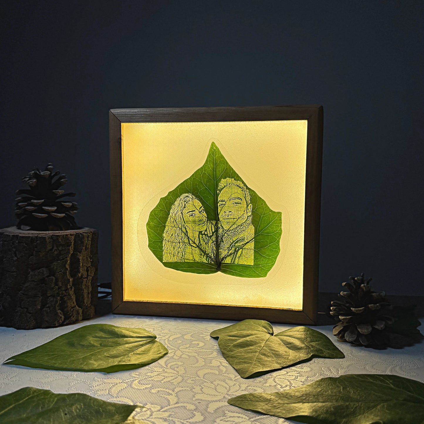 Nature's Glow - 23x23cm Işıklı Özel El Yapımı Ahşap Çerçevede Canlı Yaprak Üzerine Kişiye Özel İşleme