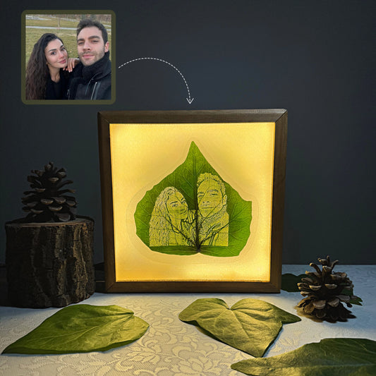 Nature's Glow - 23x23cm Işıklı Özel El Yapımı Ahşap Çerçevede Canlı Yaprak Üzerine Kişiye Özel İşleme