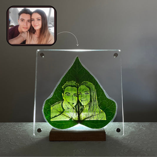 Breeze of Leaves 20x20cm Standlı Pleksi Çerçevede Kişiye Özel Canlı Yaprak Üzerine İşleme