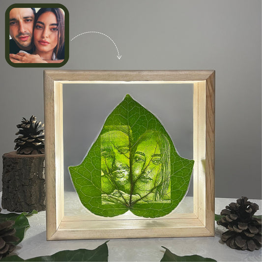 Verdant Memory | 23x23cm Doğal Ahşap Çerçeve İçerisinde Canlı Yaprak Üzerine Kişiye Özel İşleme