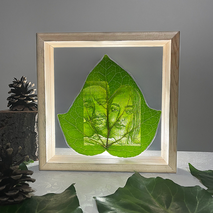 Verdant Memory | 23x23cm Doğal Ahşap Çerçeve İçerisinde Canlı Yaprak Üzerine Kişiye Özel İşleme