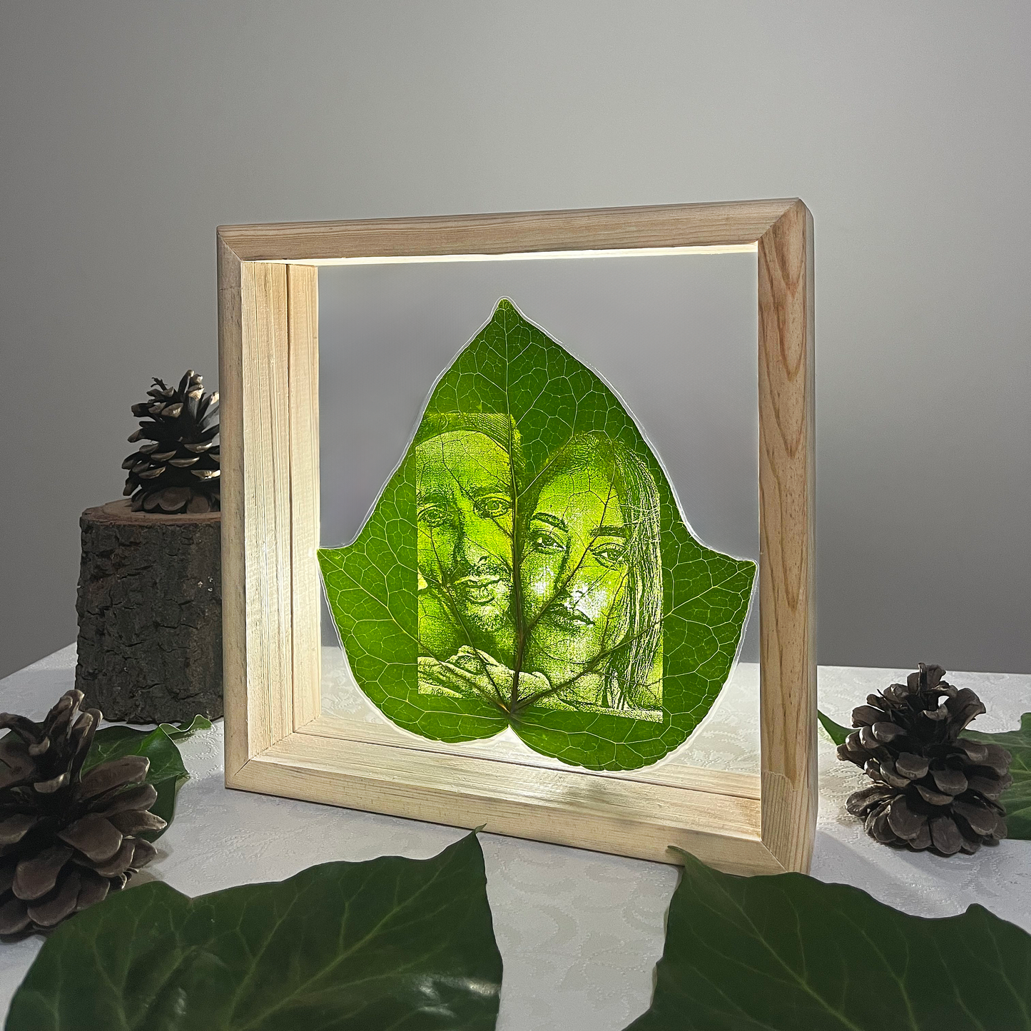 Verdant Memory | 23x23cm Doğal Ahşap Çerçeve İçerisinde Canlı Yaprak Üzerine Kişiye Özel İşleme