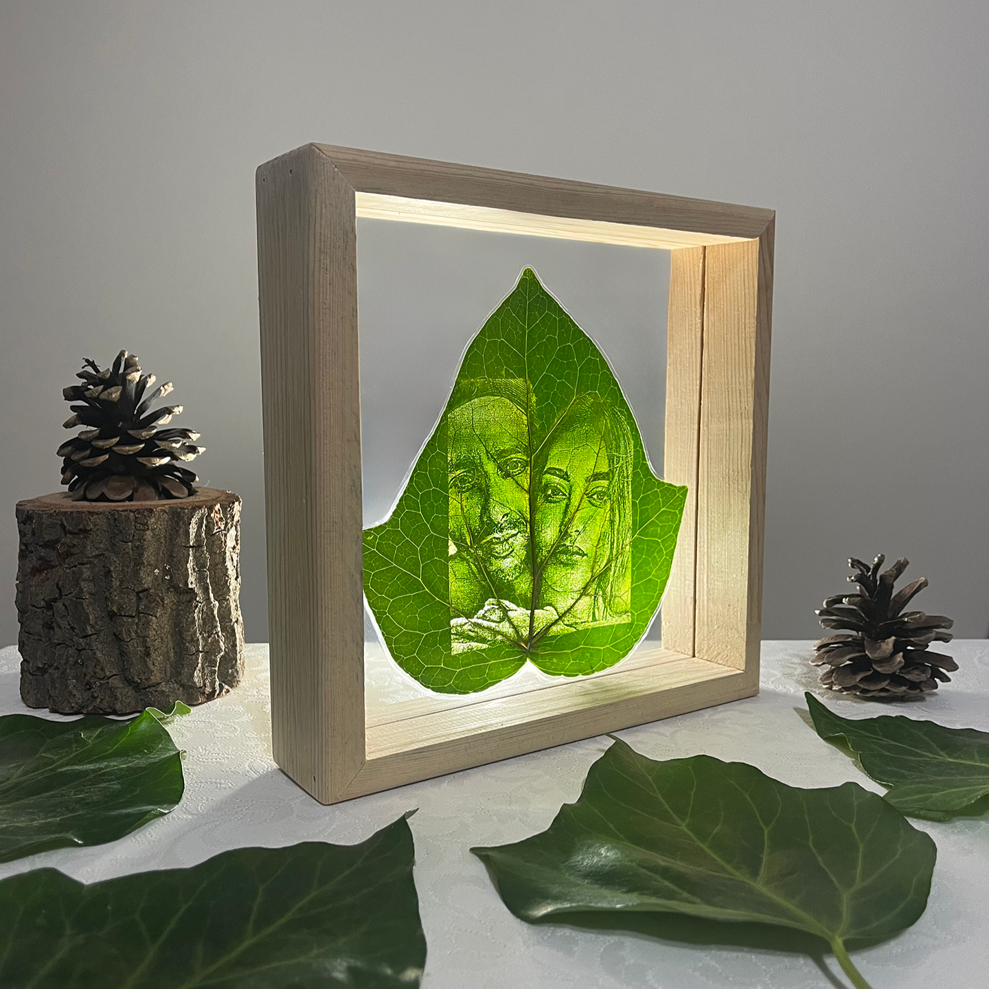 Verdant Memory | 23x23cm Doğal Ahşap Çerçeve İçerisinde Canlı Yaprak Üzerine Kişiye Özel İşleme