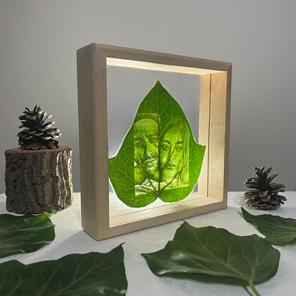 Verdant Memory | 23x23cm Doğal Ahşap Çerçeve İçerisinde Canlı Yaprak Üzerine Kişiye Özel İşleme