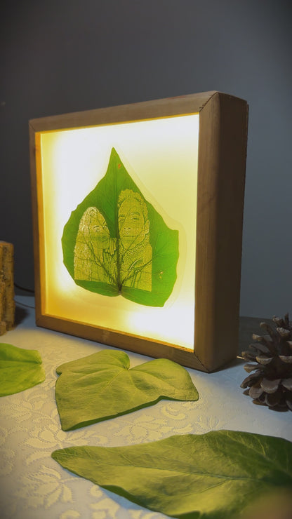 Nature's Glow - 23x23cm Işıklı Özel El Yapımı Ahşap Çerçevede Canlı Yaprak Üzerine Kişiye Özel İşleme