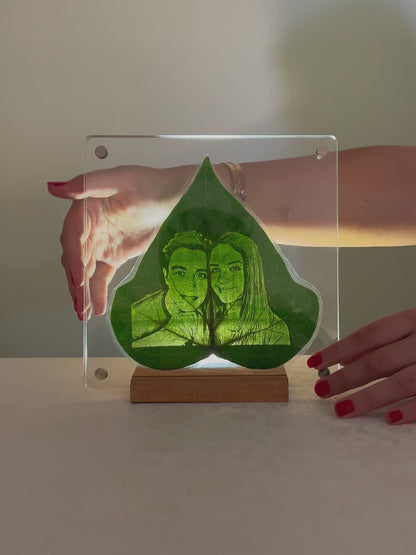 Breeze of Leaves 20x20cm Standlı Pleksi Çerçevede Kişiye Özel Canlı Yaprak Üzerine İşleme
