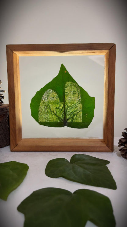 Verdant Memory | 23x23cm Doğal Ahşap Çerçeve İçerisinde Canlı Yaprak Üzerine Kişiye Özel İşleme